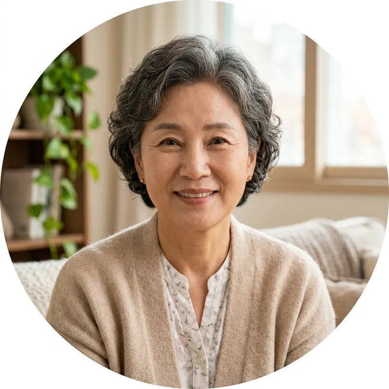 따뜻한 미소의 60대 초반 여성 돌봄 선생님 인물 사진