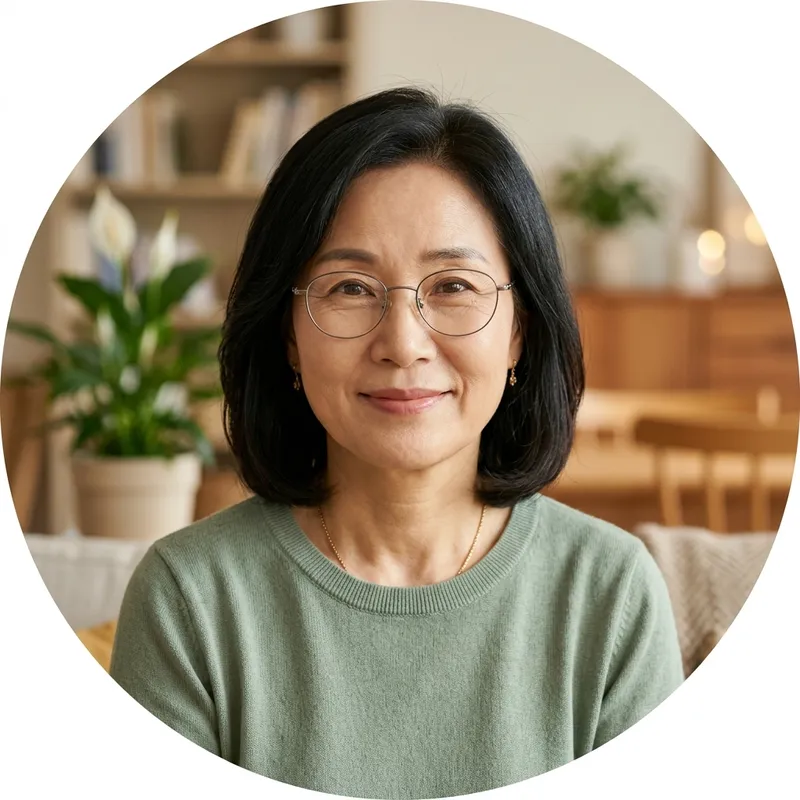 안경을 쓴 50대 후반 여성 돌봄 선생님 인물 사진
